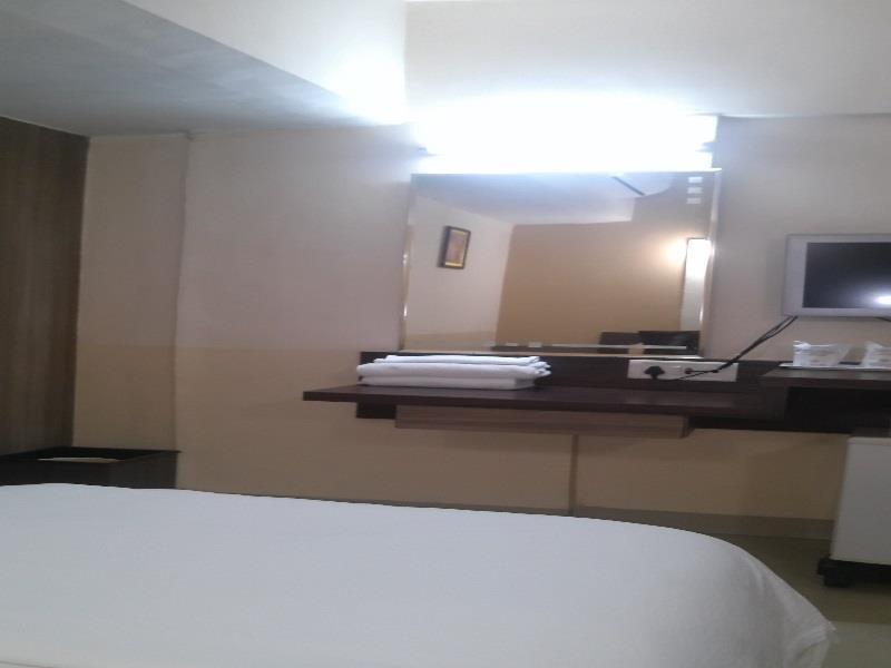 Hotel Savshanti Towers Vadodara Exterior foto