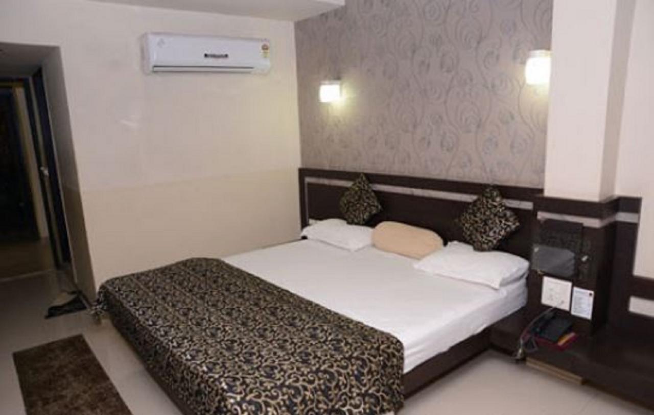 Hotel Savshanti Towers Vadodara Exterior foto
