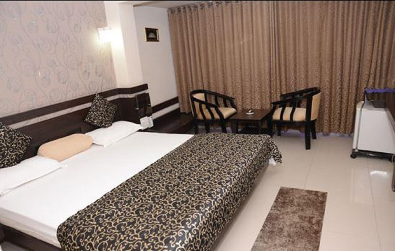 Hotel Savshanti Towers Vadodara Exterior foto