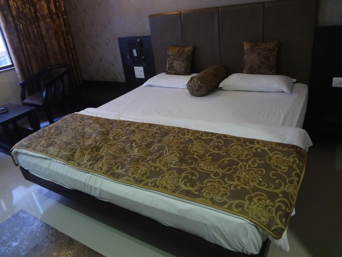 Hotel Savshanti Towers Vadodara Exterior foto