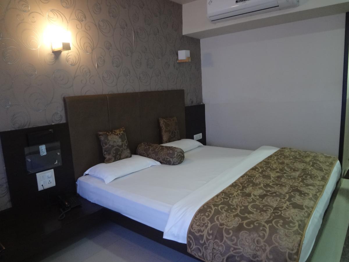 Hotel Savshanti Towers Vadodara Exterior foto