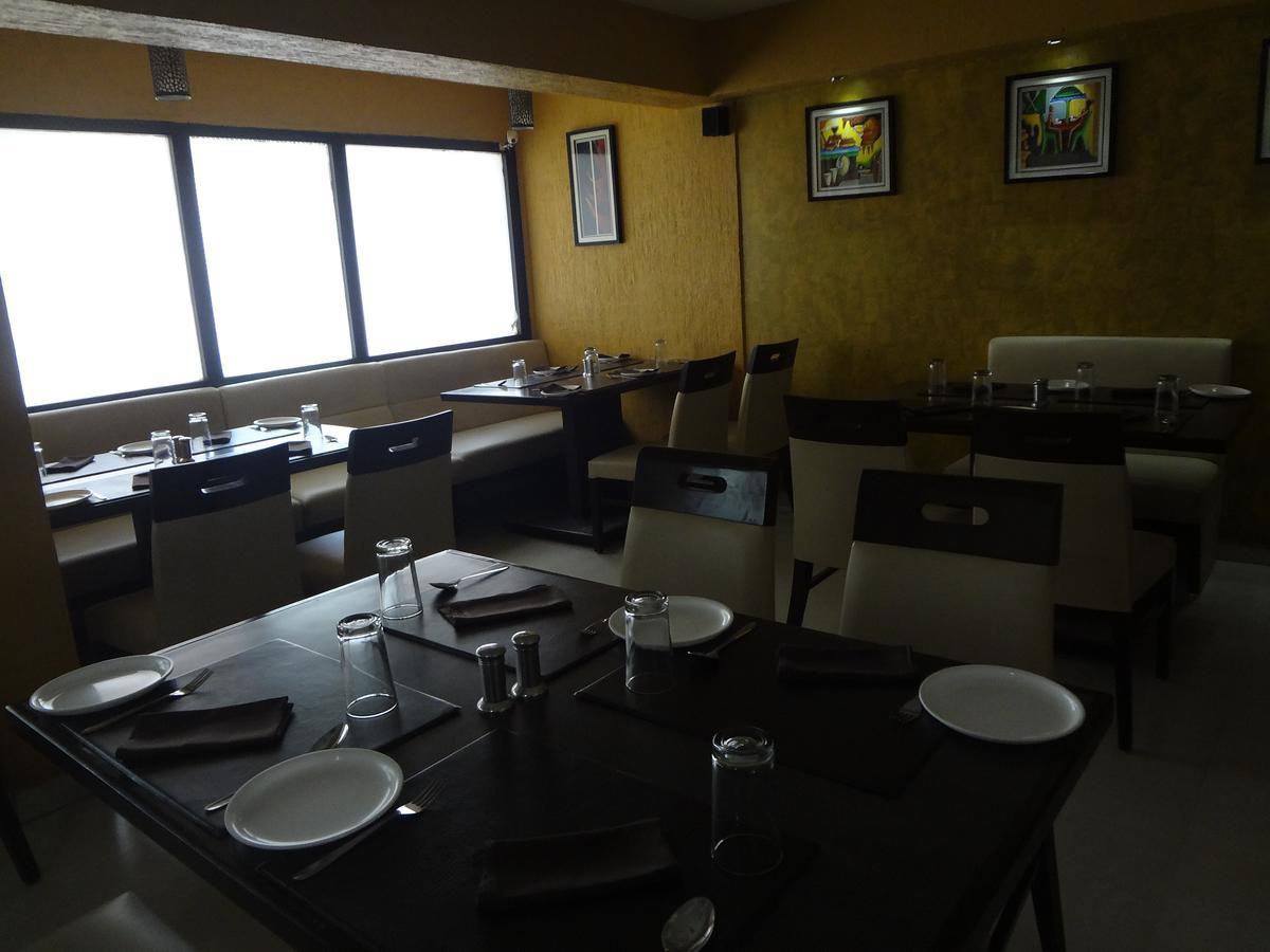 Hotel Savshanti Towers Vadodara Exterior foto